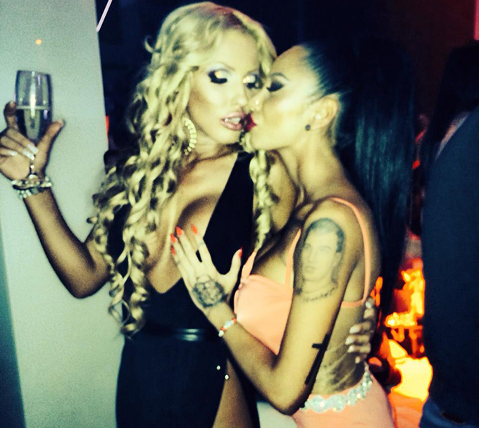 Miana a turbat cand si-a vazut cea mai buna prietena impreuna cu cea mai mare dusmanca