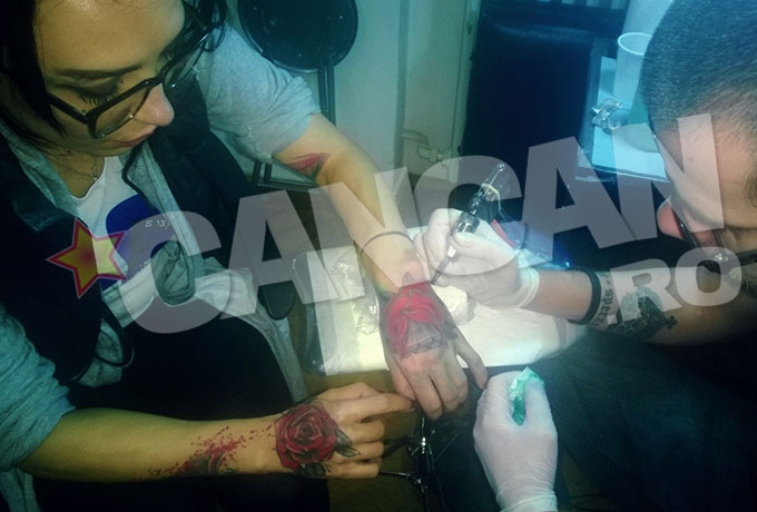 DJ Wanda si-a tatuat acum ambele maini, chiar daca doare foarte tare