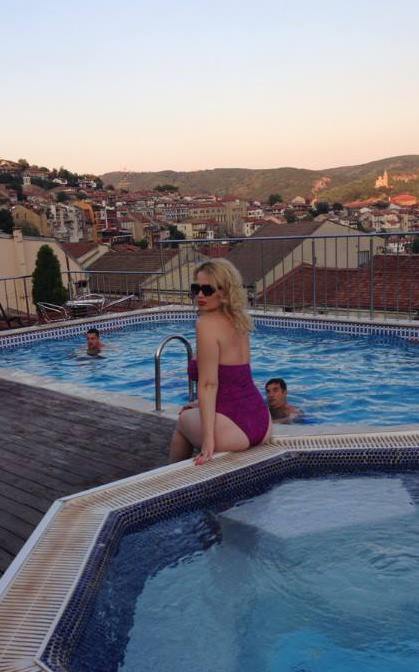 Oanei Lis ii place sa pozeze sexy, chiar daca nu are masuri: 90, 60, 90