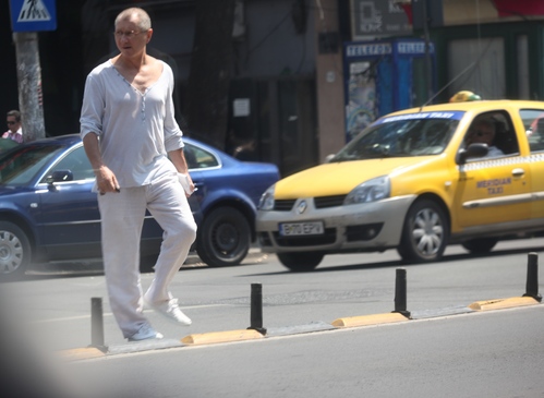 Indragitul artist trece strada prin loc nepermis