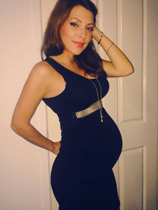 Celia si-a pozat burtica si a pus poza pe internet