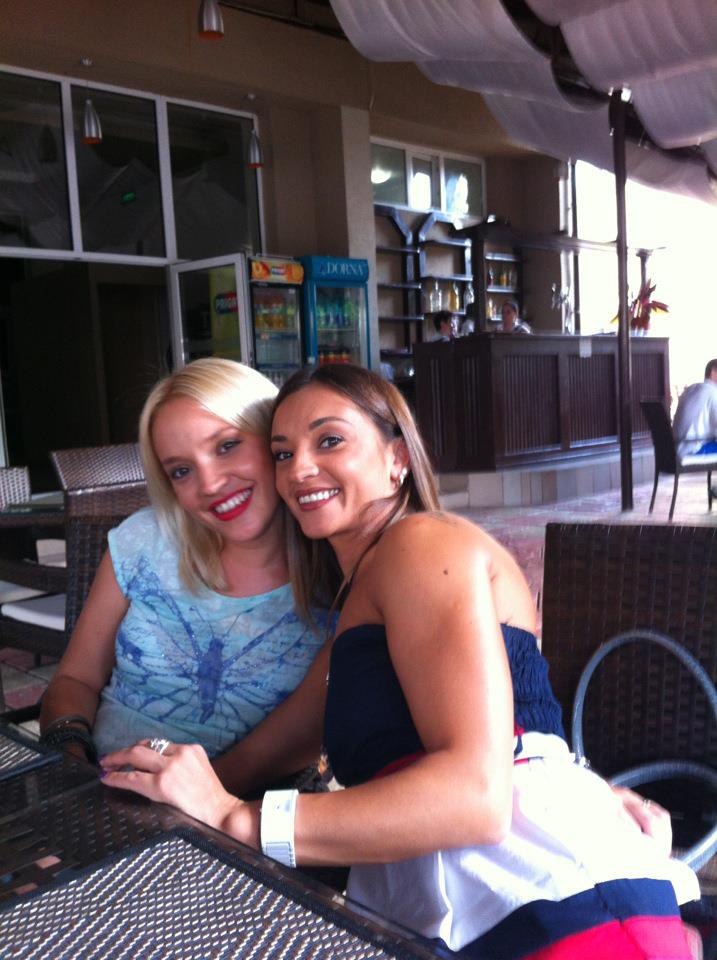 Aura, alaturi de sora ei, Mihaela sursa: arhiva personala