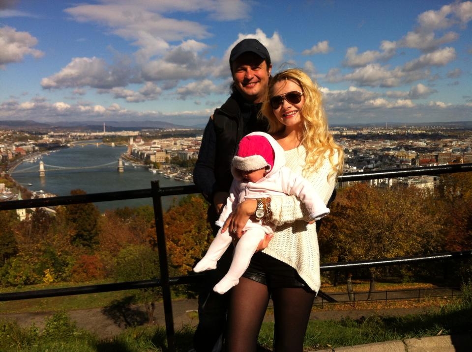 Soprana, alaturi de sotul ei si micuta Erika Maria sursa: arhiva personala