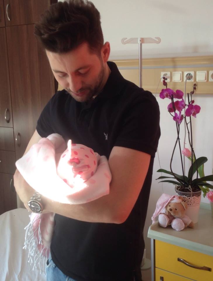Adi a fost extrem de emotionat cand si-a tinut pentru prima data fetita in brate sursa: arhiva personala