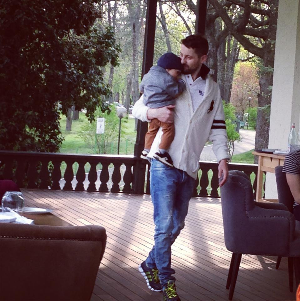 Adi Sina este un tata foarte grijuliu cu micutul Noah sursa: arhiva personala