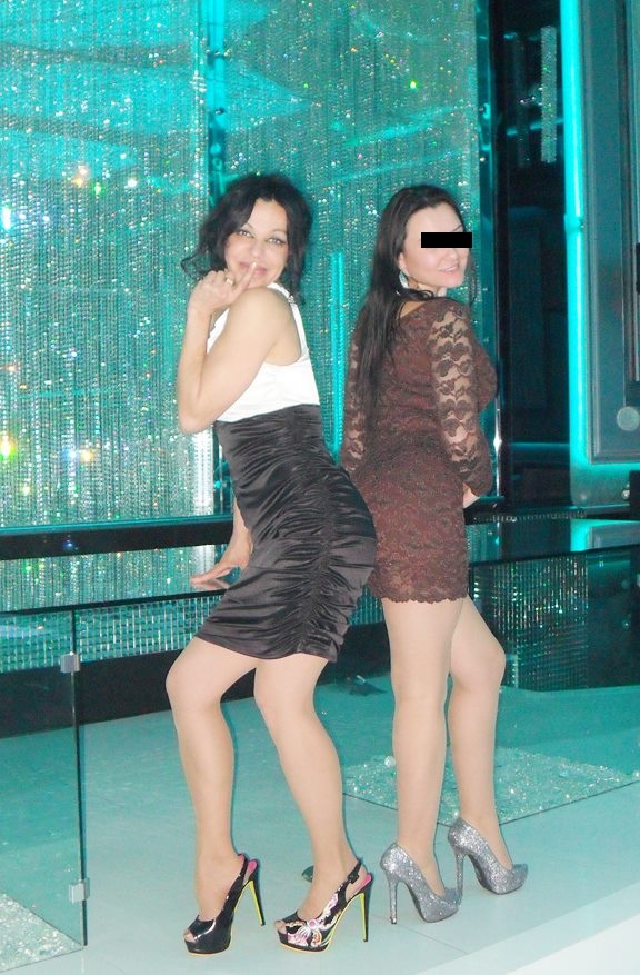 Frumoasa bruneta stie sa faca spectacol indiferent de locul unde se afla