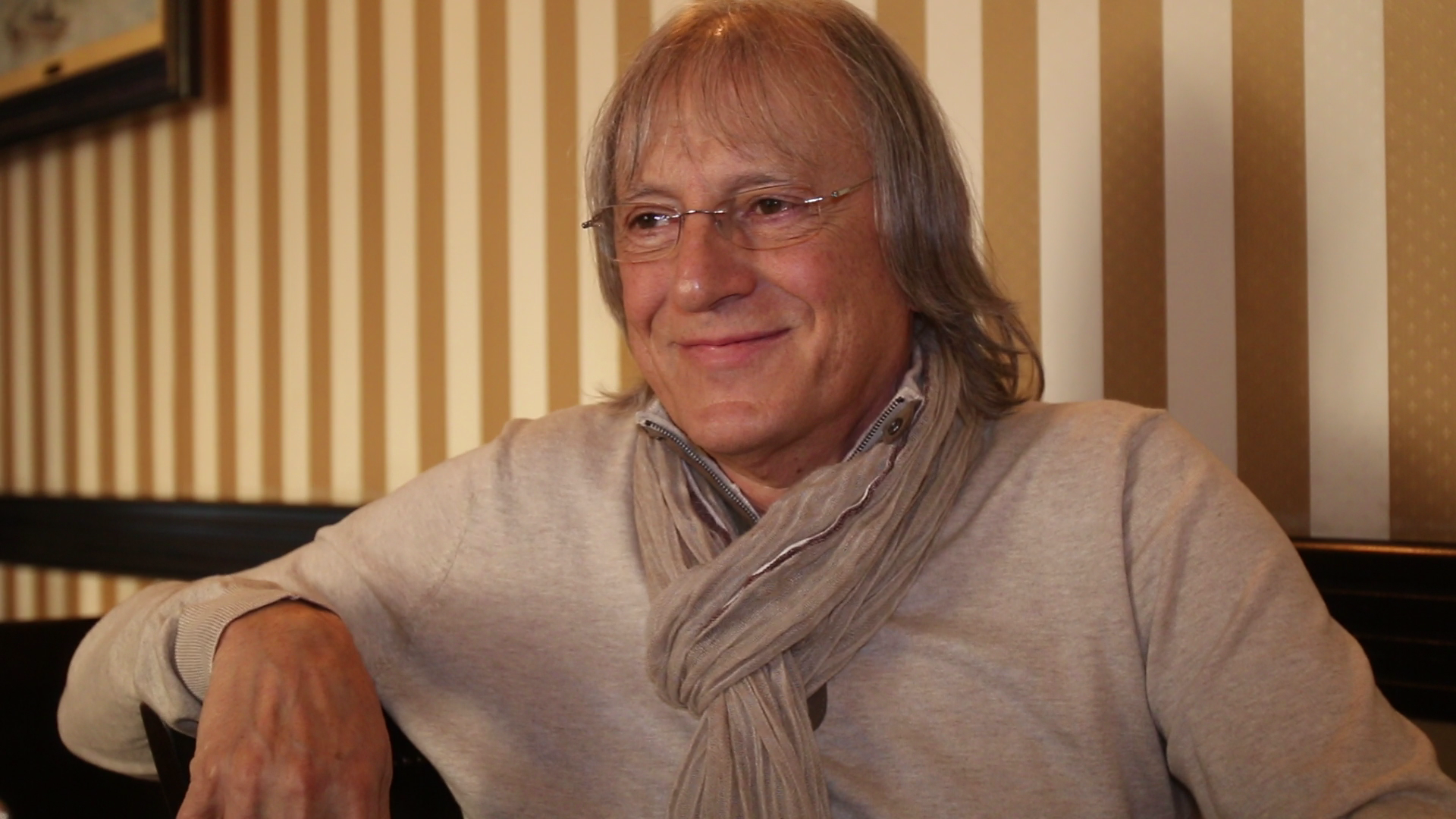 Atunci cand isi aminteste de cum il primea publicul la spectacole, Mihai Constantinescu este un om fericit