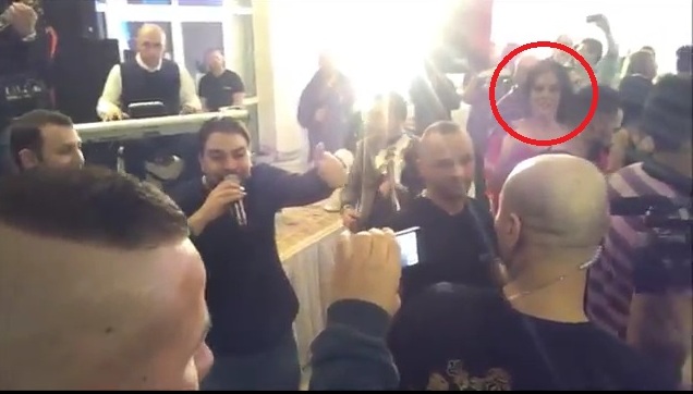 Raluca a dansat tot timpul in fata manelistului