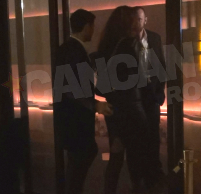 La intrare, tanarul si-a scapat suav o mana pe posteriorul Biancai