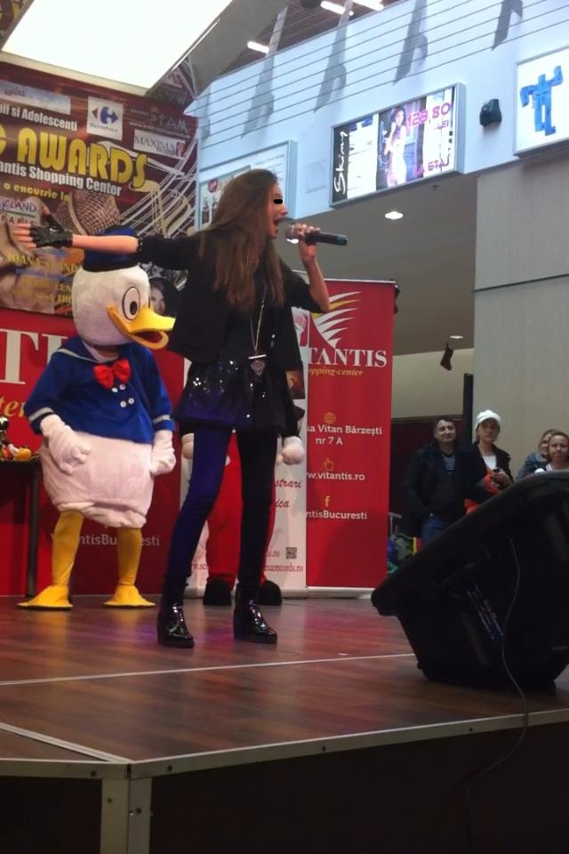 Fiica lui Catalin Crisan se simte in largul ei pe scena sursa: arhiva personala