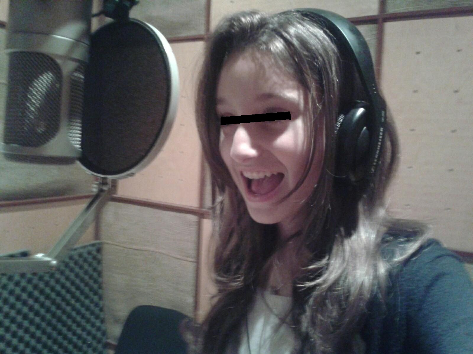 Daria ia lectii de canto si petrece timp in studioul de inregistrari pentru a se asigura ca devine o artista in adevaratul sens al cuvantului sursa: arhiva personala