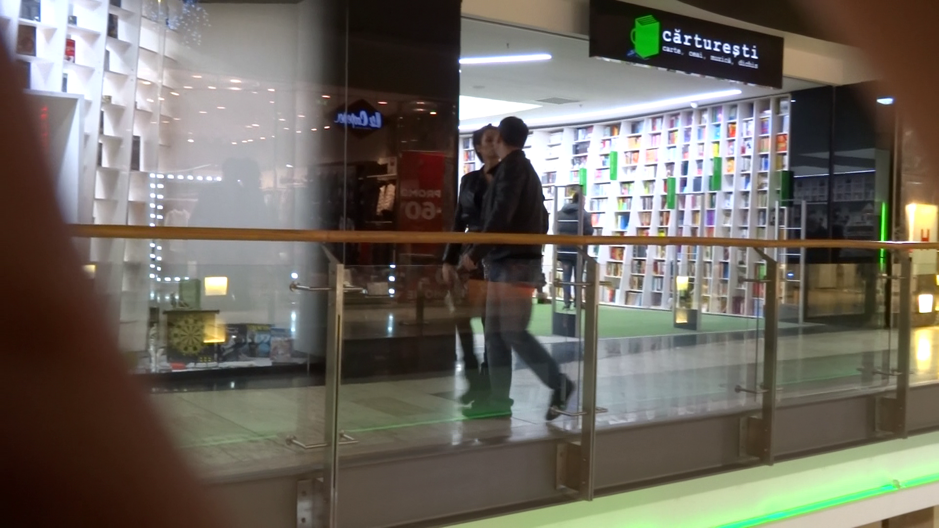 Nicoleta Luciu si-a sarutat sotul, in vazul lumii