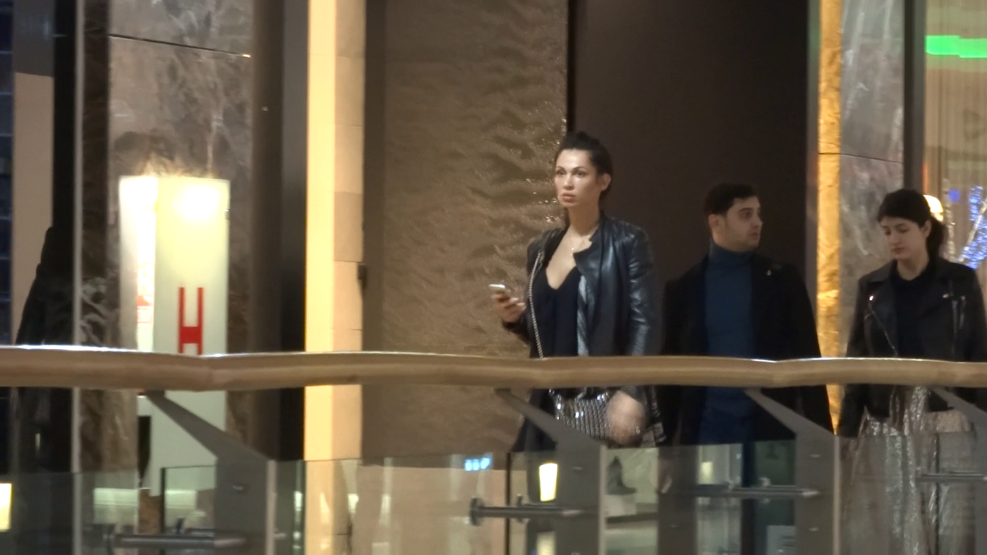 In timp ce Zsolt a cumparat biletele, Nicoleta s-a dus pana la toaleta