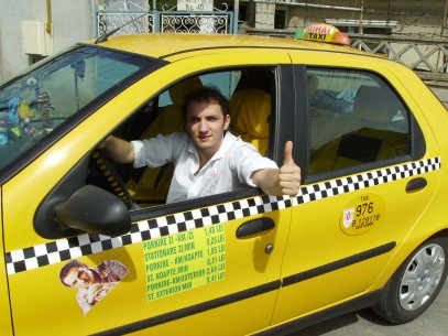 Mihai, intr-unul dintre taxiurile de la firma pe care o detine sursa: arhiva personala