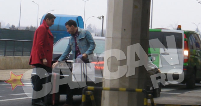 Amicul l-a ajutat pe fotbalist sa isi ia troller-ul si i-a urat 