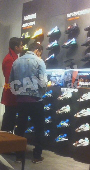 Fotbalistul a studiat oferta de incaltaminte sportiva din mall
