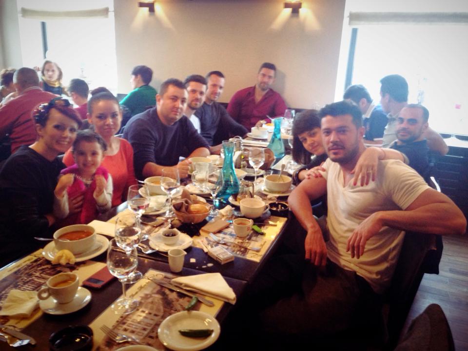 Victor Slav se distreaza impreuna cu prietenii