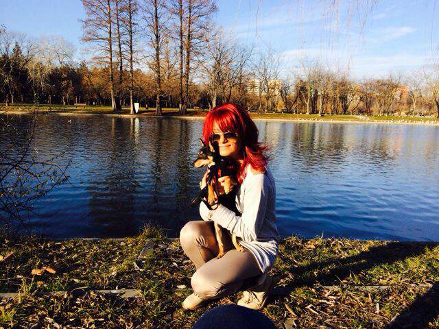 Sylvia s-a atasat foarte repede de Skippy, pe care il scoate zilnic la plimbare sursa: arhiva personala