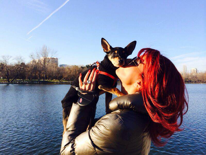 Cantareata este de-a dreptul topita dupa micutul ei catelus sursa: arhiva personala