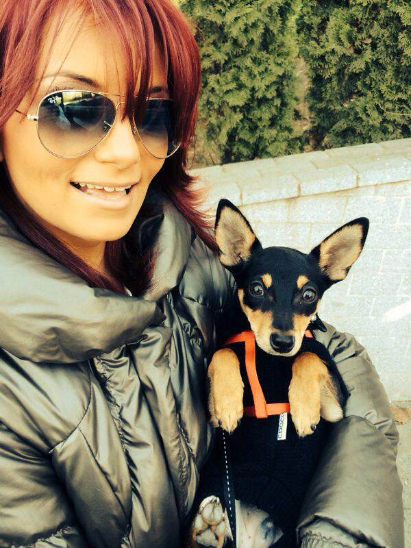 Catelusul Sylviei este un mare rasfatat, iar artista are deosebita grija de el sursa: arhiva personala