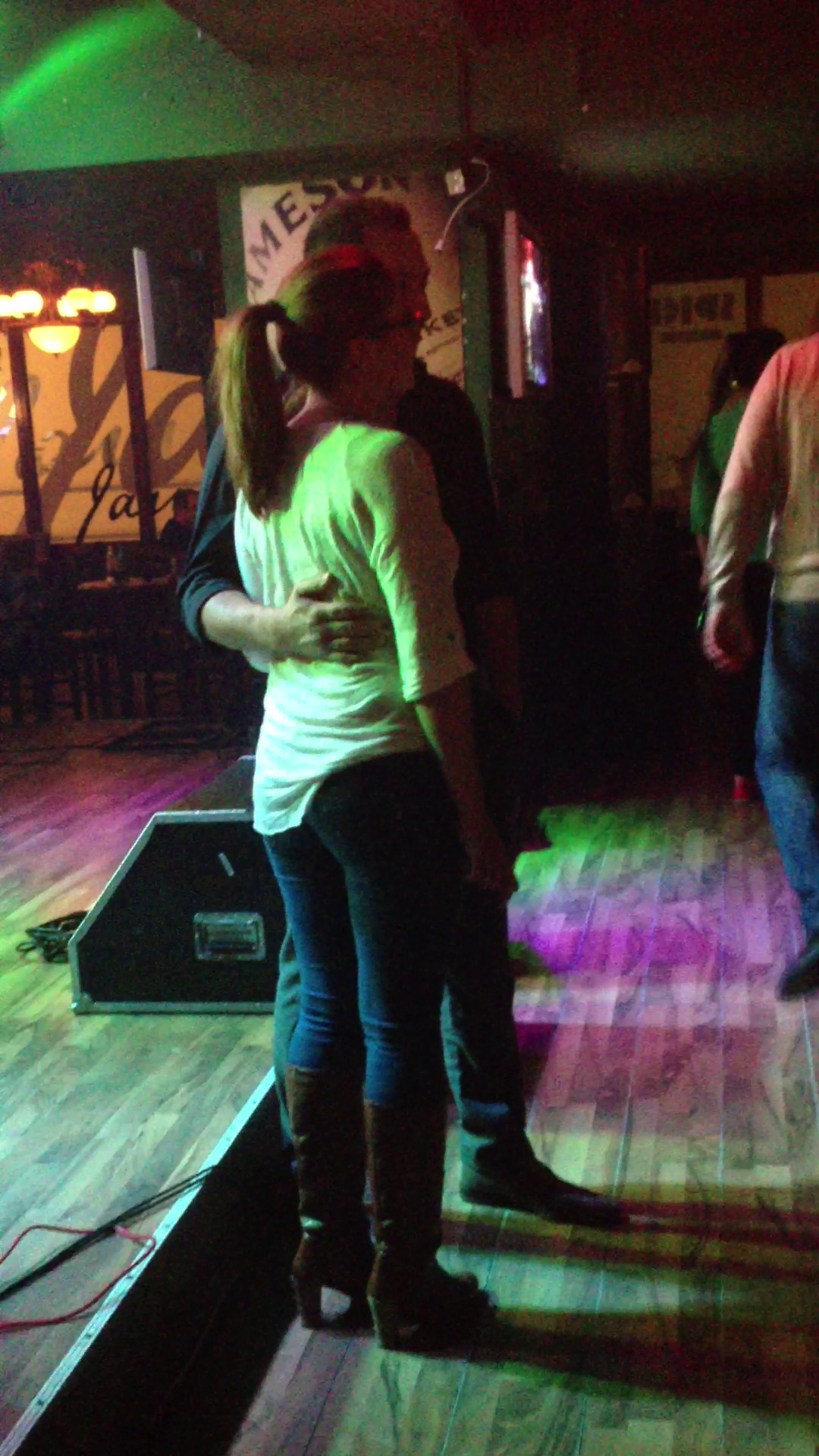 Cantaretul zambeste frumos la poza, tinandu-si de gat cea de-a doua fana