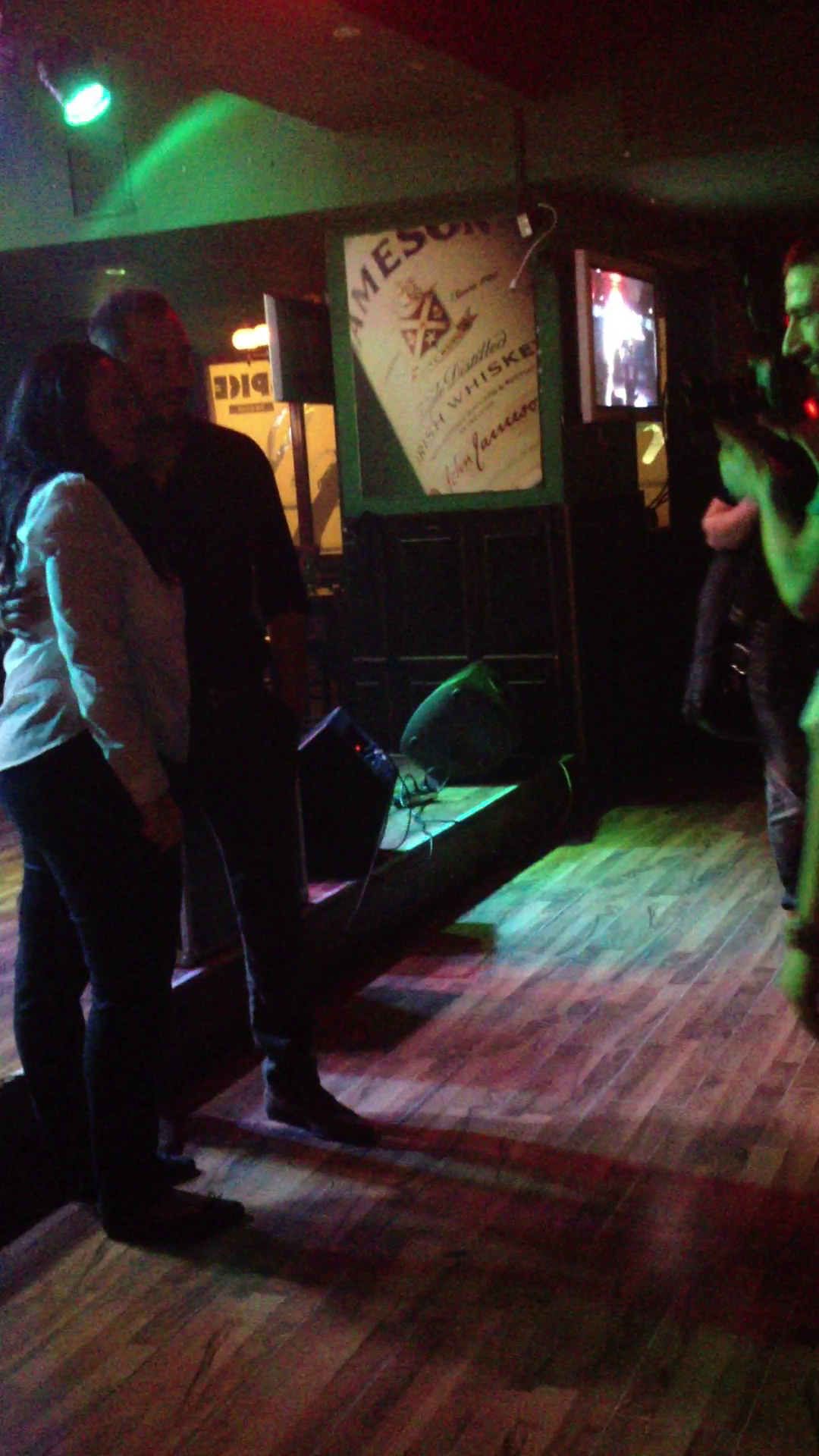 A treia admiratoare fuge repede in bratele artistului, pentru ca nu cumva alta sa o ia inaintea ei