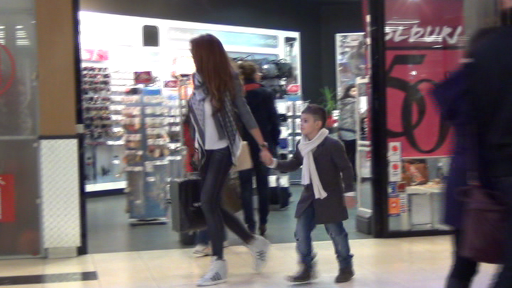 Bianca si Antonio s-au plimbat prin mall tinandu-se de mana