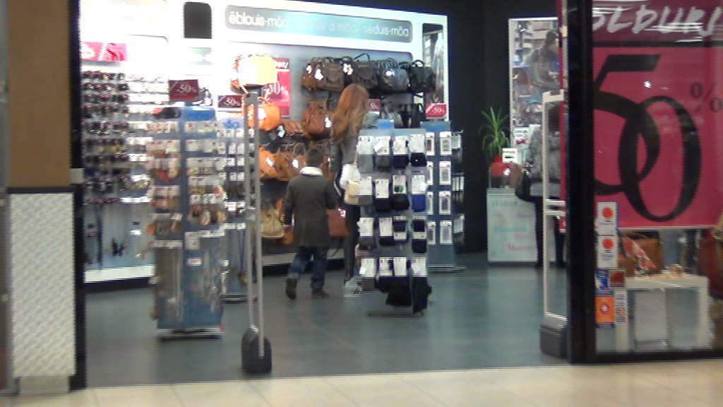 Roscata i-a cumparat pustiului haine si jucarii