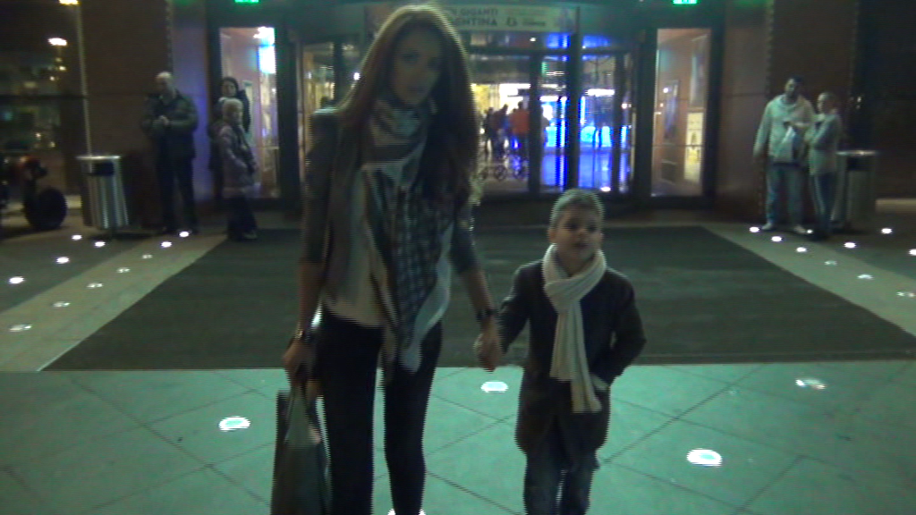 Bianca a iesit din mall seara, dupa cateva ore de cumparaturi