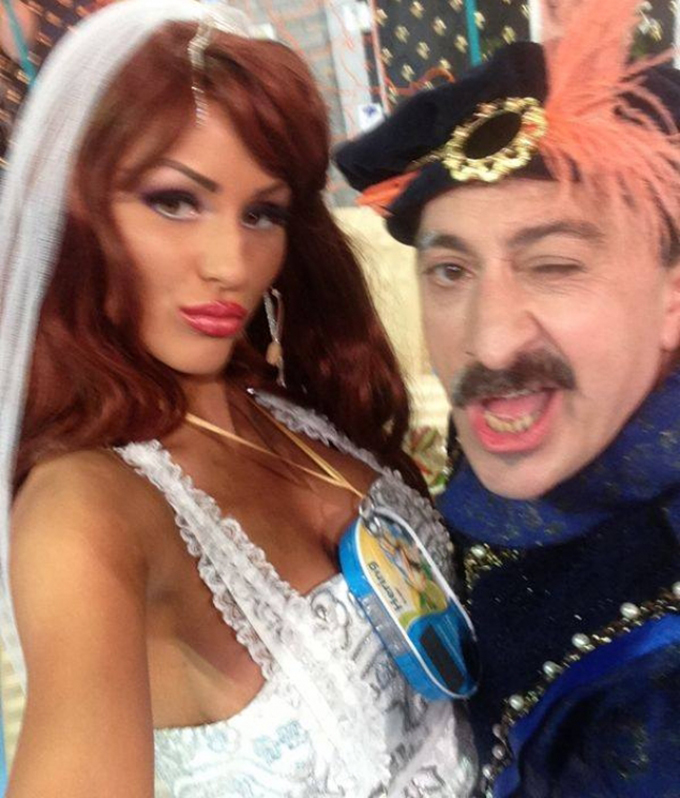 Daniela si-a pus peruca roscata pe cap si si-a tuguiat buzele