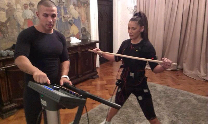 Roxana Vancea a facut o sedinta de fitness combinata cu electrostimulare