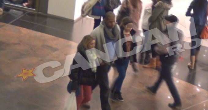 Cabral isi tine de mana si nevasta, si fetita