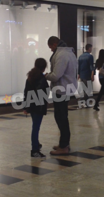 Fetita ii ajunge deja la umar tatalui ei