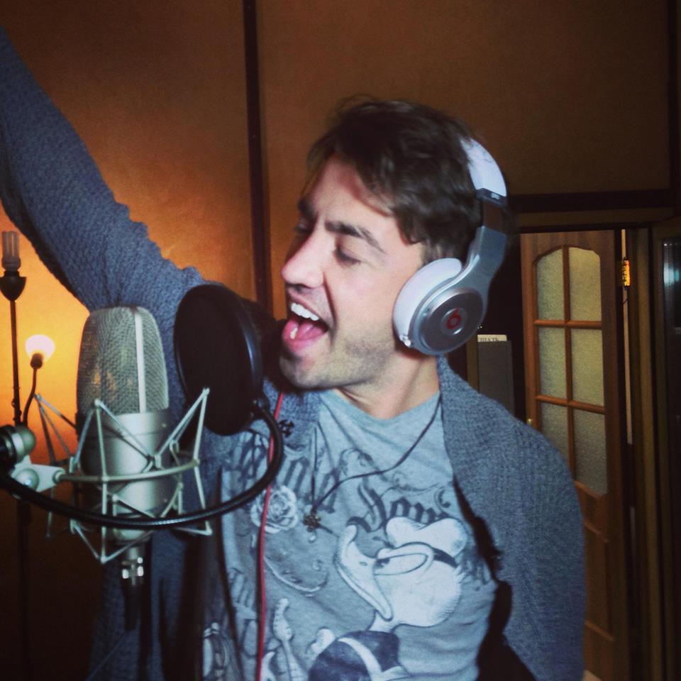 Cantaretul isi petrece foarte mult timp in studio, unde pregateste noile sale melodii sursa: arhiva personala