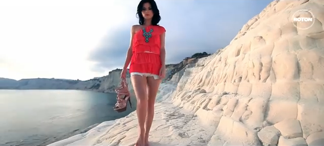 Ellie White l-a dus pe Alex Ceausu pe stancile din Agrigento, unde s-a facut filmul 