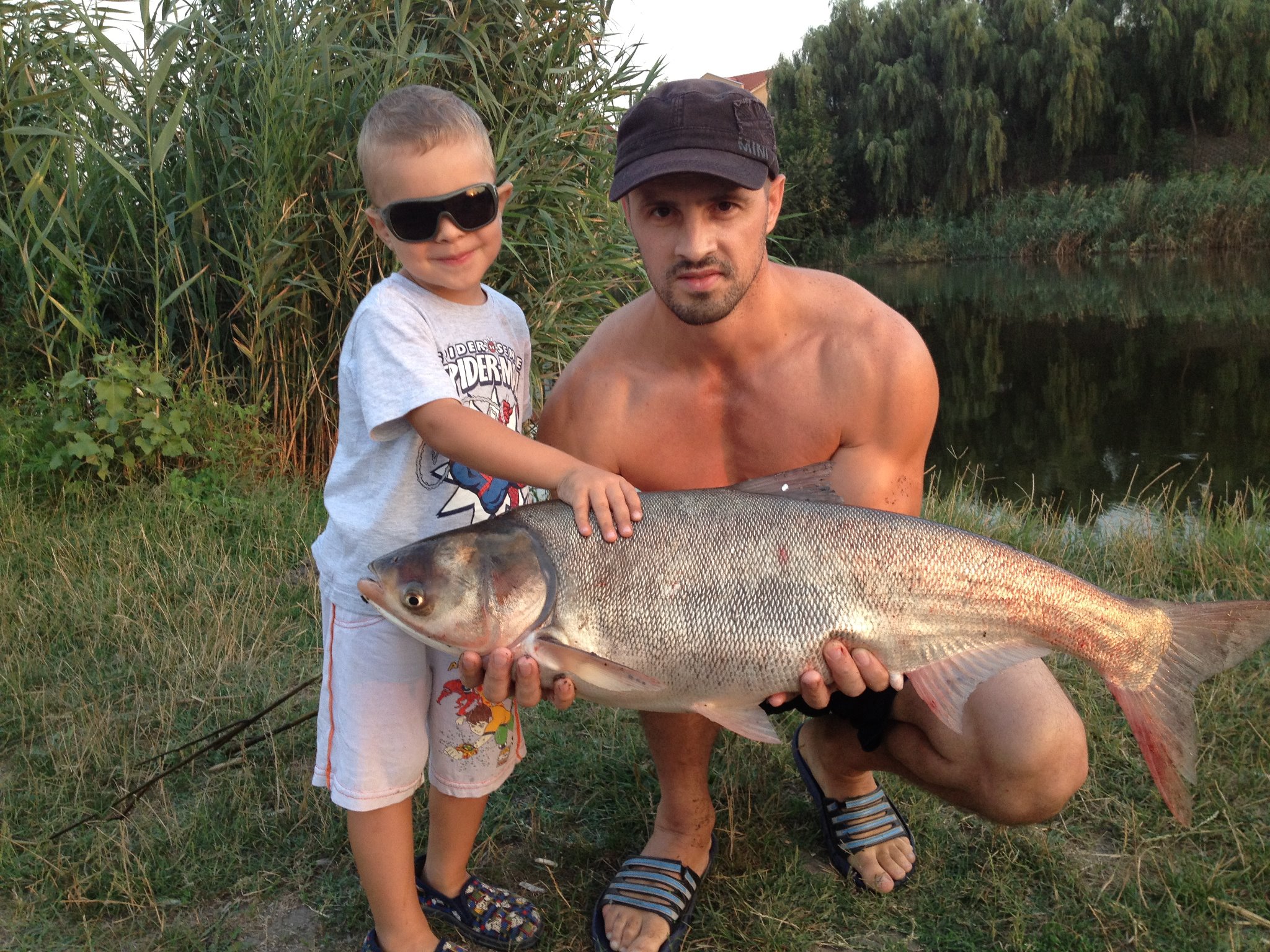 Pavel Stratan este nedespartit de fiul lui, pe care il ia cu el chiar si la pescuit sursa: arhiva personala