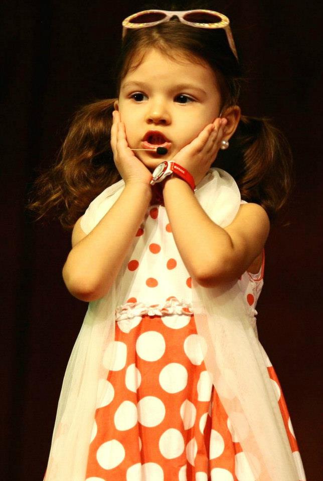 Cleopatra Stratan avea doar trei anisori cand s-a lansat pe piata muzicala din Romania sursa: arhiva personala