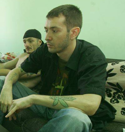 Pe mana stanga, Sisu are tatuata o frunza de marijuana