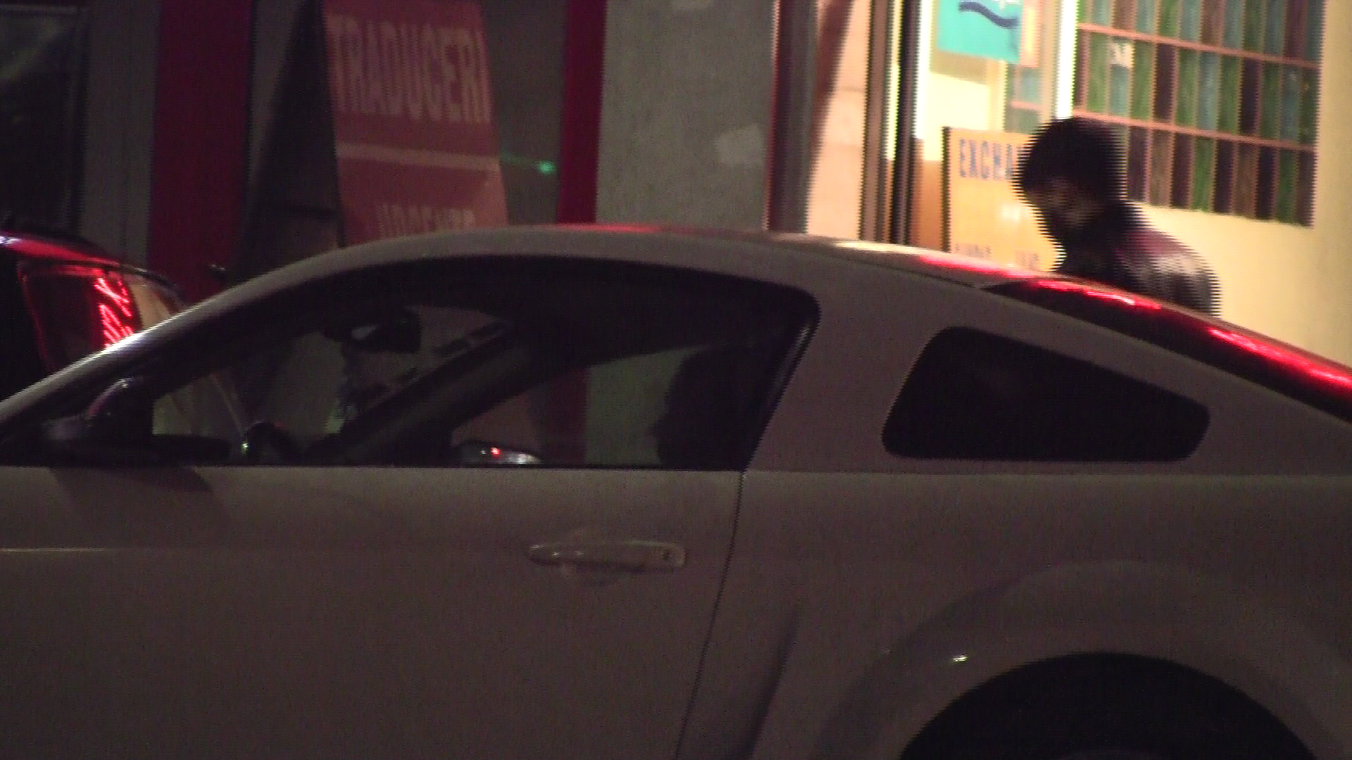 In timp ce luptatorul a schimbat niste bani, logodnica lui l-a asteptat cuminte in masina