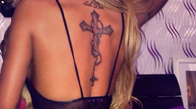 Crucea uriasa tatuata pe spatele Loredanei a generat o adevarata 