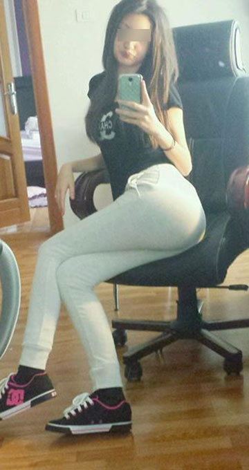 Lorena e mare amatoare de poze in oglinda