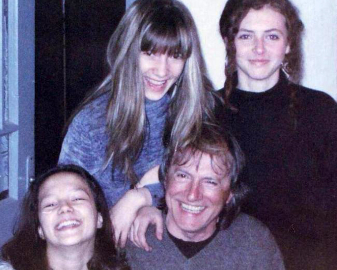 Adela (stanga-sus), alaturi de mentorul ei, Mihai Constantinescu