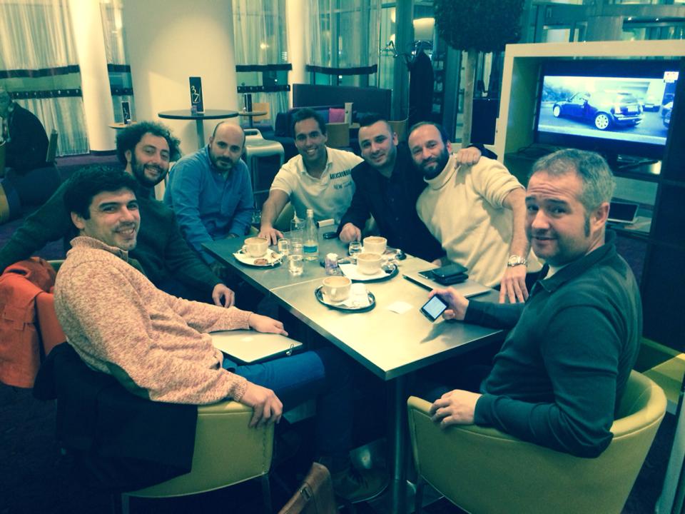 Regizorii si Liviu Guta zambesc, semn ca intalnirea de afacere a mers bine.