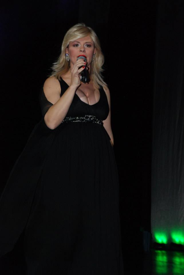 Sanda Ladosi pe scena, acolo unde intotdeauna a fost inconjurata de aplauze si dragoste sursa: arhiva personala