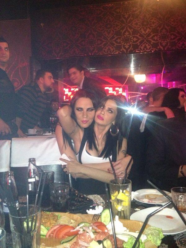Oana Zavoranu s-a distrat in club alaturi de prieteni
