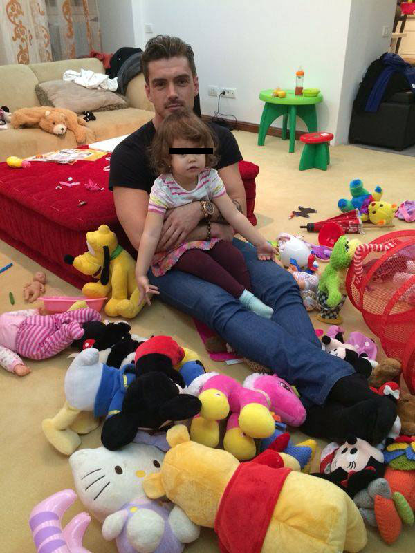 Cantaretul in timp ce se juca cu fetita unor prieteni