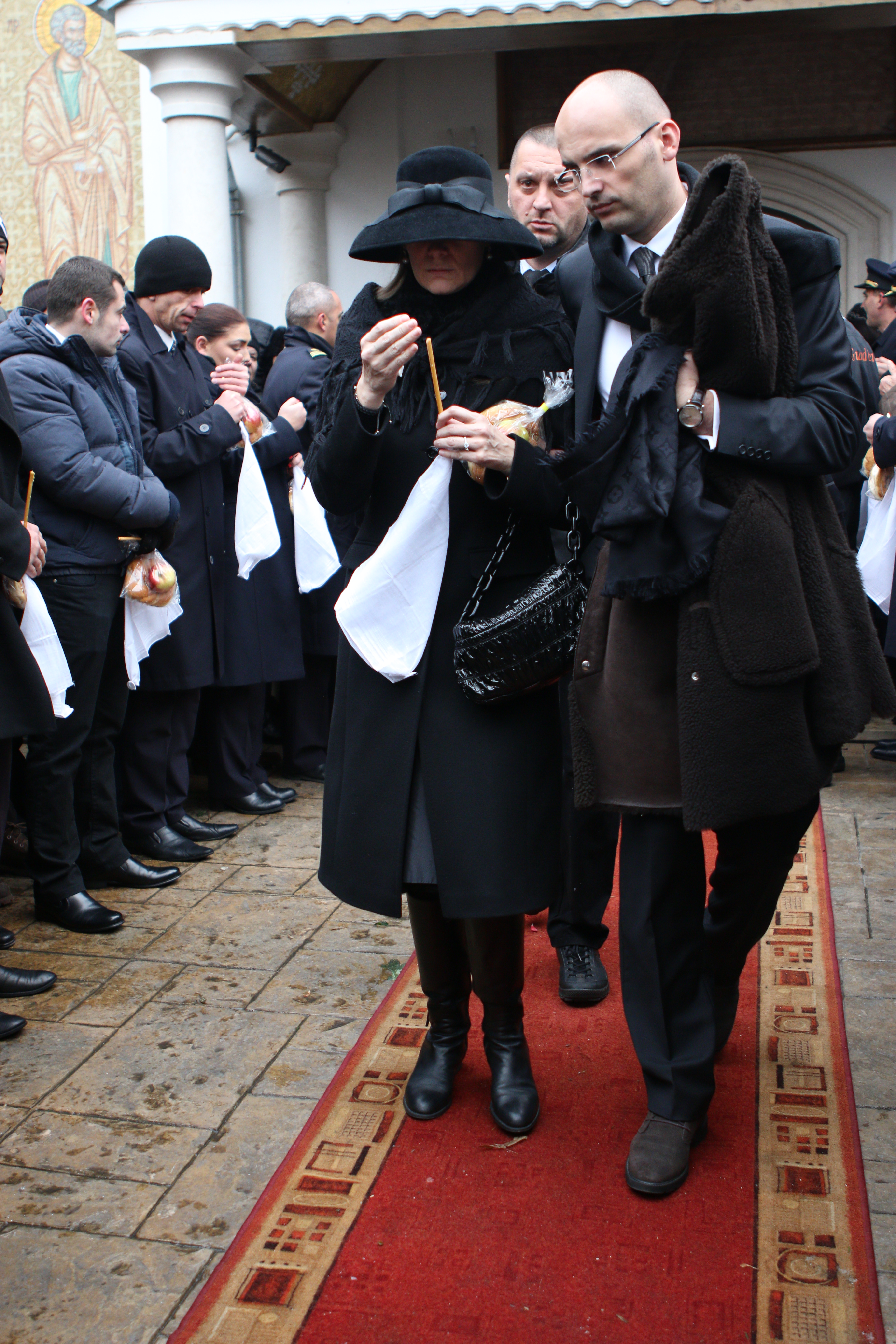 Romanita a plecat de la biserica impreuna cu sotul ei
