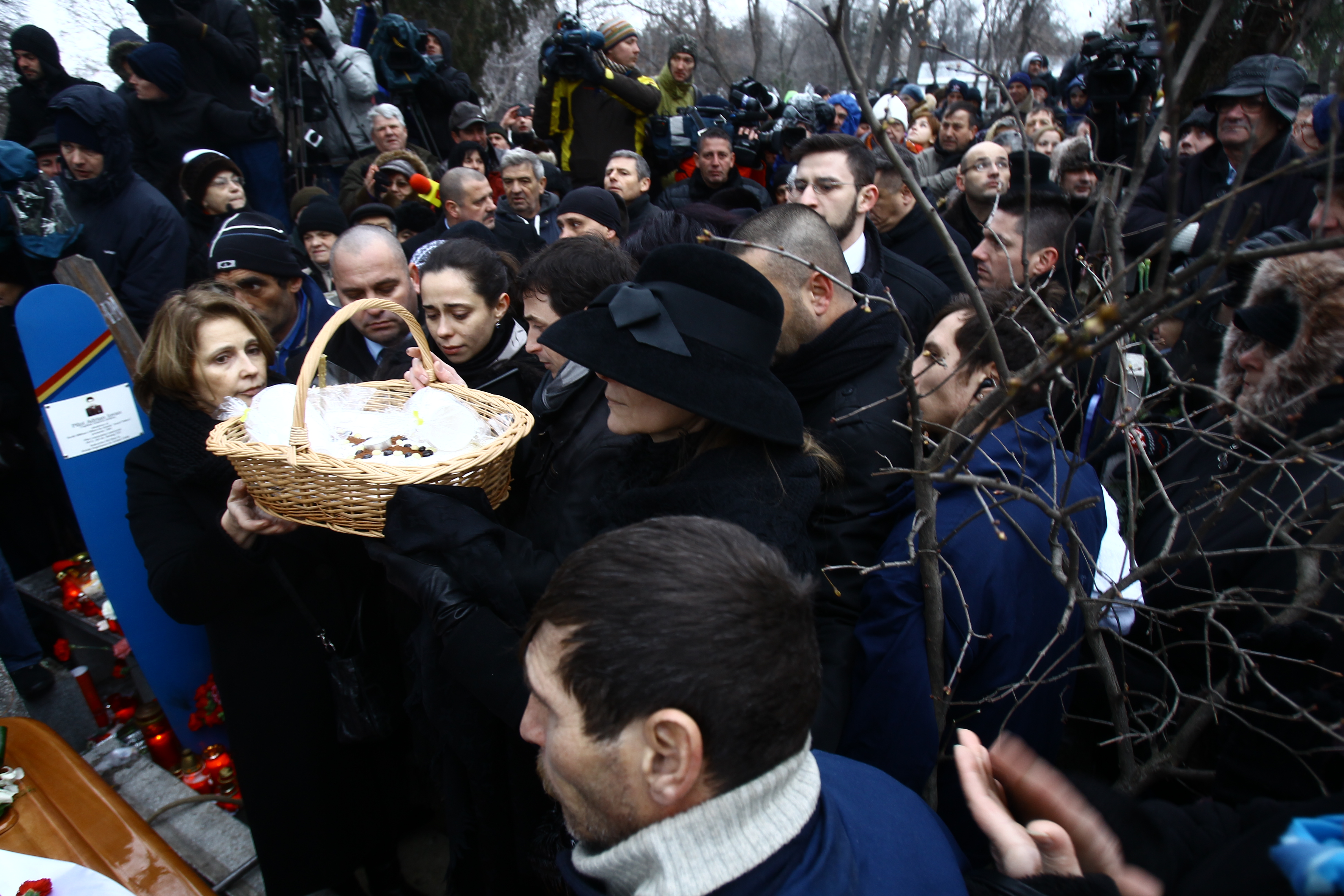 Femeile din viata lui Iovan s-au intalnit la cimitir