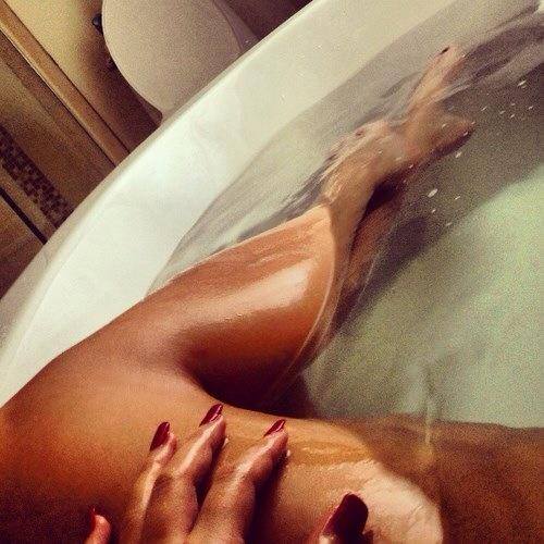 Celia s-a pozat dezbracata in cada