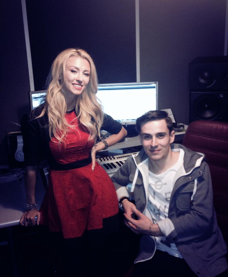 Andreea Balan si Andrei Leonte se afla impreuna in studio, unde lucreaza de zor la o surpriza pentru fanii lor sursa: arhiva personala